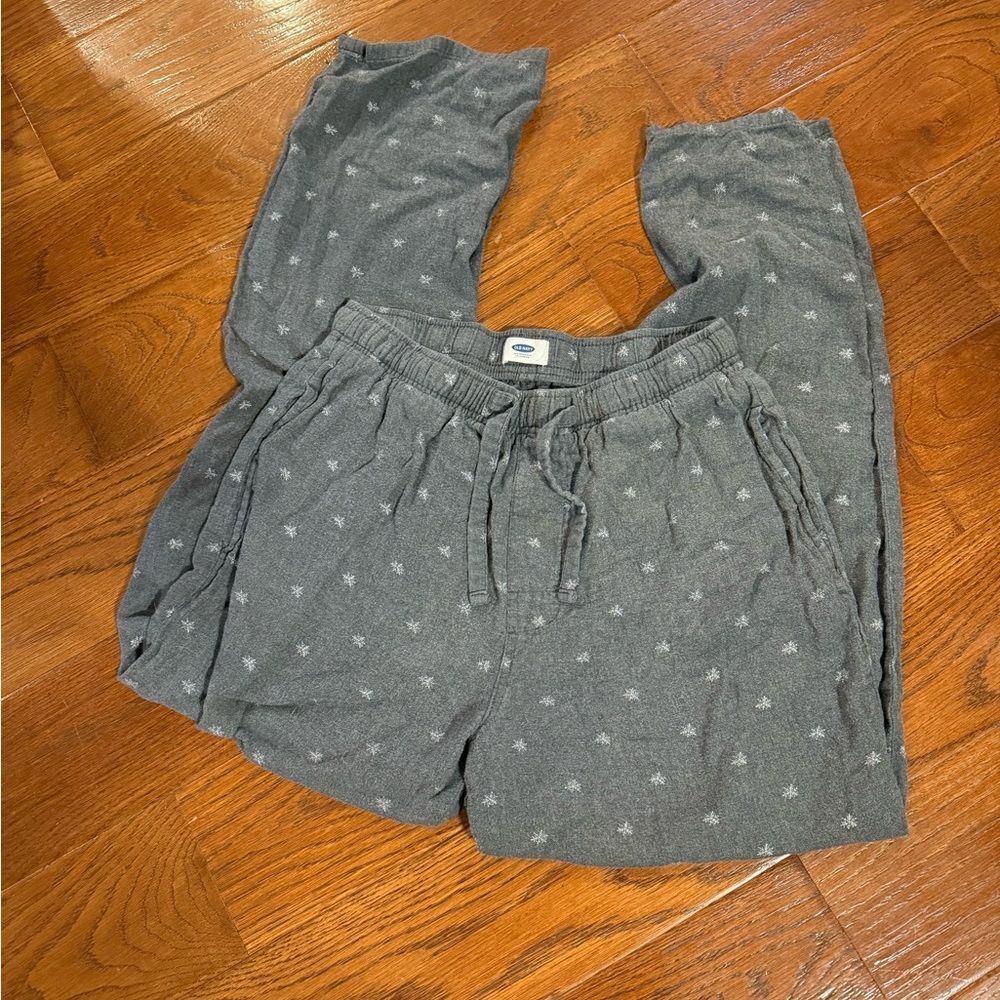 Old Navy Gray Snowflake Lounge Pants with Pockets size M